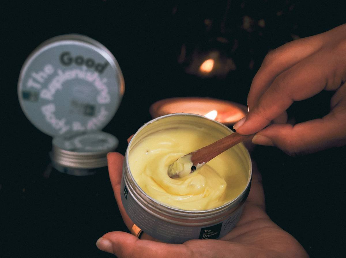 Diagram showing how ultra conditioning mask penetrates hair cuticle vs. surface-level conditioner