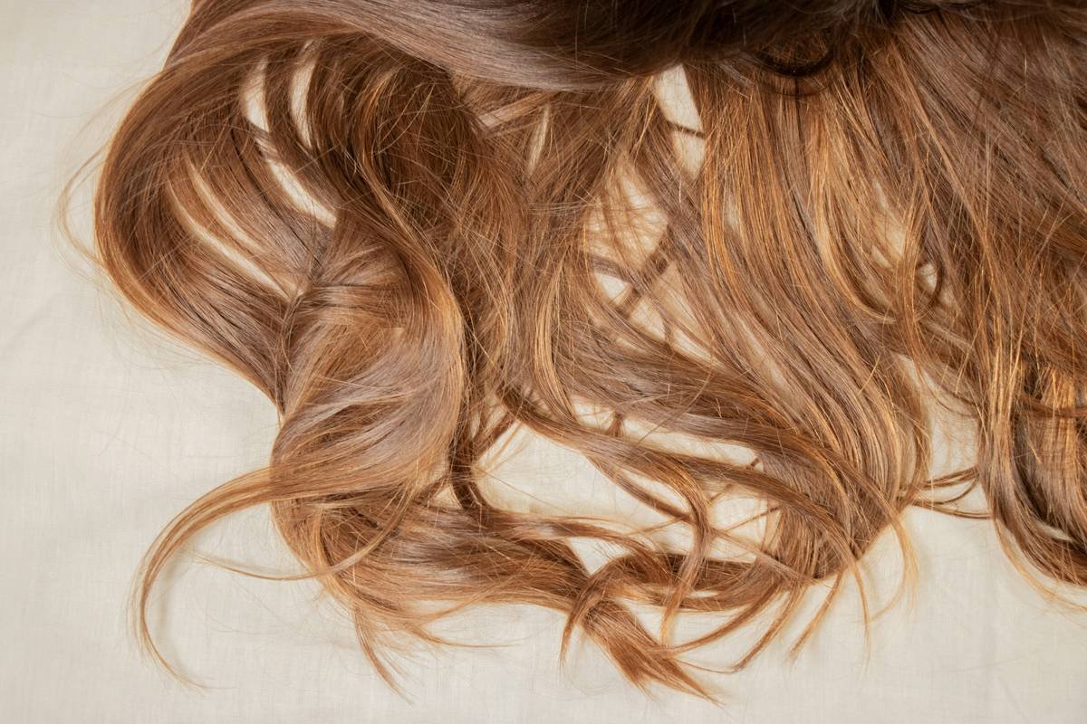 Comparison of hair strands before and after using strengthening hair mask showing reduced breakage